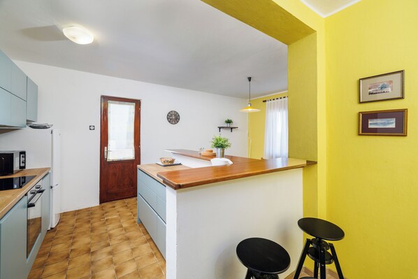 Appartement (A1) | Cuisine privée | Réfrigérateur, four à micro-ondes, un four, surface de cuisson