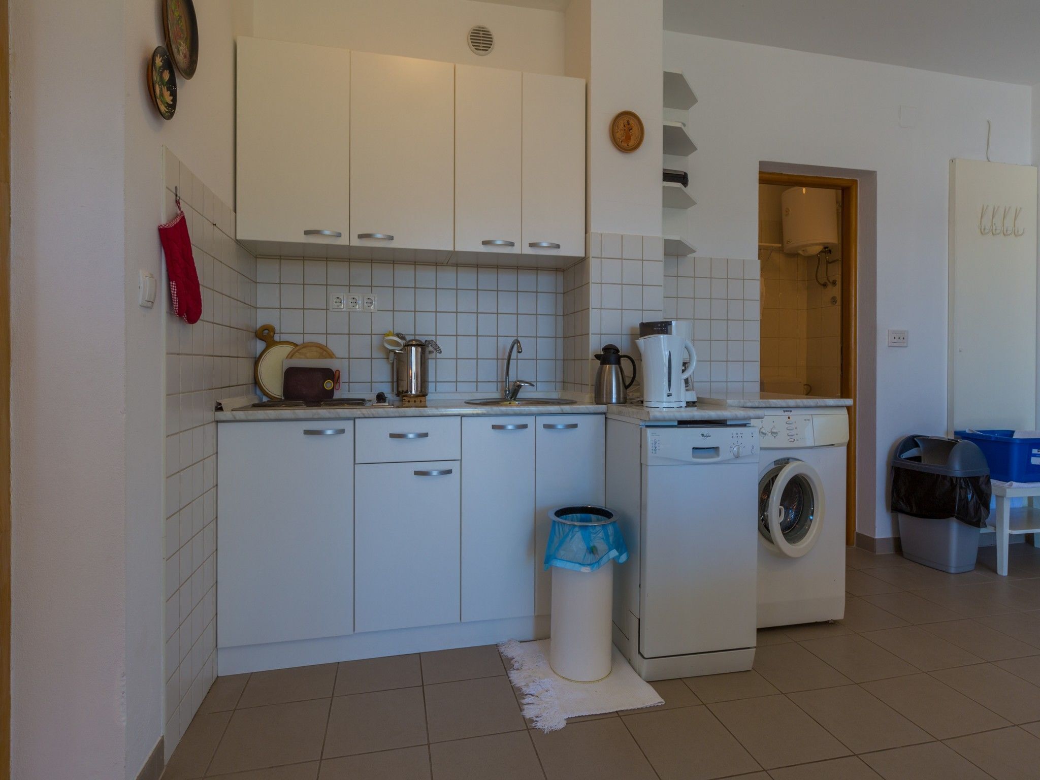 Cocina privada | Refrigerador, parrilla de estufa y cafetera de espresso 