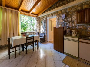 Cocina privada | Frigorífico, placa de cocina y máquina de café espresso