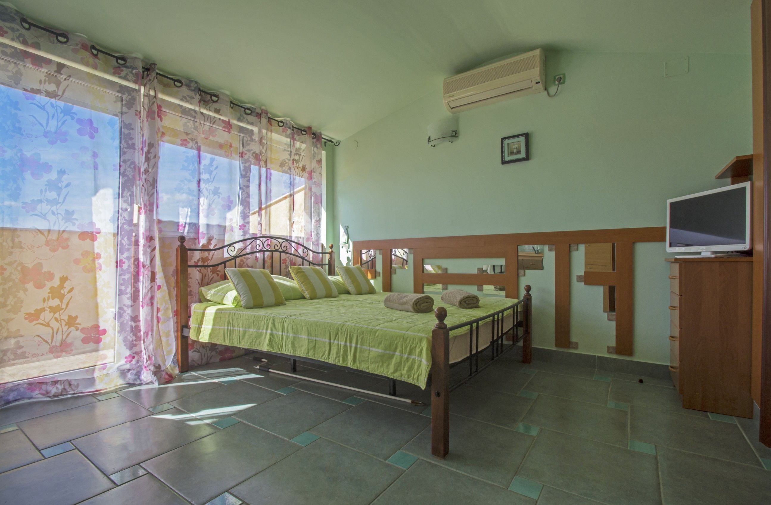 4 bedrooms, free WiFi