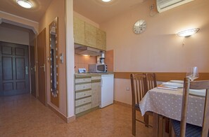 Cocina privada | Refrigerador, microondas, parrilla de estufa y cafetera de espresso
