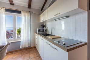 Departamento (A2) | Cocina privada | Refrigerador, parrilla de estufa y cafetera de espresso 