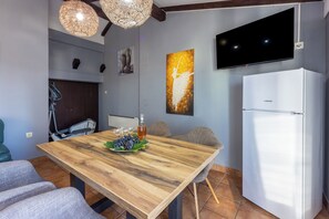 Departamento (A2) | Cocina privada | Refrigerador, parrilla de estufa y cafetera de espresso 