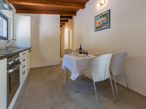 Private kitchen | Fridge, oven, espresso maker, electric kettle