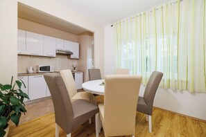 Appartement (A1) | Cuisine privée | Réfrigérateur, four à micro-ondes, un four, surface de cuisson