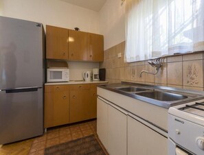Apartment (A1) | Private kitchen | Fridge, microwave, oven, stovetop