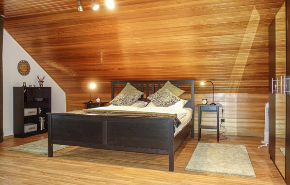 3 habitaciones, tabla de planchar con plancha y cuna de viaje 