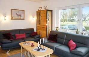 Fernseher, Tischtennisplatte, Stereoanlage