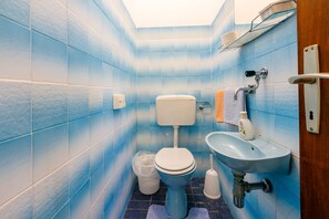 Bathroom | Bathtub - Apartments Novi (Novi Vinodolski)