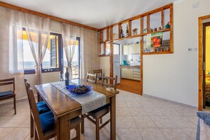 Cocina privada | Refrigerador, horno, parrilla de estufa y cafetera de espresso 
