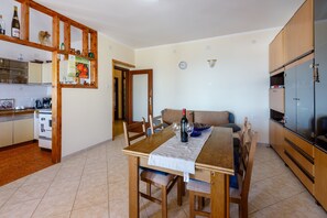 Cocina privada | Refrigerador, horno, parrilla de estufa y cafetera de espresso 