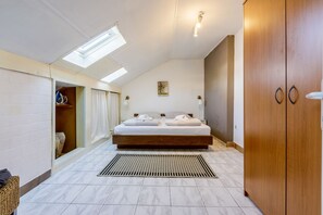 3 bedrooms, iron/ironing board, free WiFi