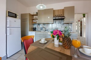 Private kitchen | Fridge, microwave, oven, stovetop - Apartments Franka (Crikvenica)