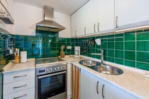 Cocina privada | Refrigerador, microondas, horno y parrilla de estufa 