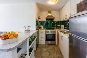 Cocina privada | Refrigerador, microondas, horno y parrilla de estufa 