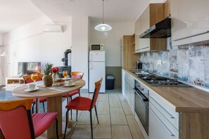 Cocina privada | Refrigerador, microondas, horno y parrilla de estufa 