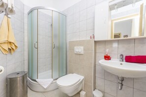 Bathroom | Shower - Apartments Ivanka on the Beach (Vodice)