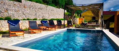 Piscine extérieure, piscine chauffée, chaises longues