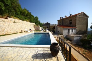 Außenpool, beheizter Pool, Liegestühle