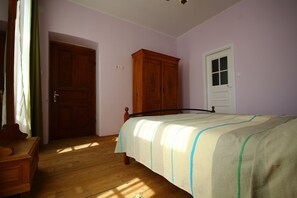 5 phòng ngủ, bàn ủi/dụng cụ ủi quần áo 