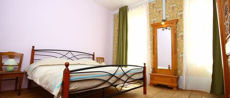 5 bedrooms, iron/ironing board, free WiFi