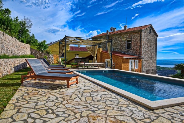 Piscine extérieure, piscine chauffée, chaises longues