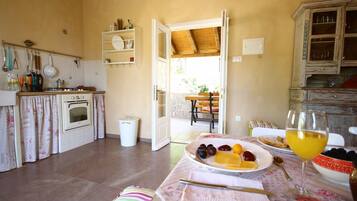 Private kitchen | Fridge, microwave, oven, stovetop