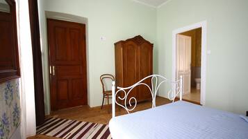 5 bedrooms, iron/ironing board, free WiFi