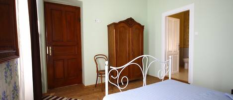 5 bedrooms, iron/ironing board, free WiFi