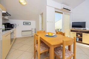 Appartement (A2) | Cuisine privée | Réfrigérateur, four à micro-ondes, un four, surface de cuisson