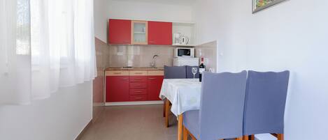 Espressomaschine, Kühlschrank, Mikrowelle, Herdplatte