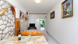 Apartment (A2) | Tempat makan