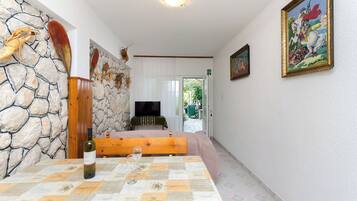 Apartment (A2) | Dining