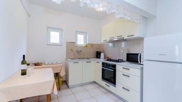 Apartment (A1) | Private kitchen | Fridge, microwave, oven, stovetop
