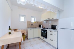Apartment (A1) | Private kitchen | Fridge, microwave, oven, stovetop - Apartments Luce (Lopar)