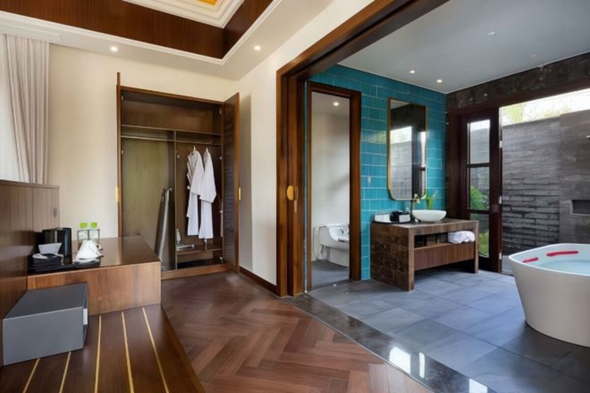 Bathroom | Hydromassage showerhead, free toiletries, hair dryer, bathrobes