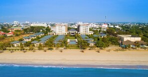 On the beach, sun-loungers, beach umbrellas, beach towels - Hoan My Resort Ninh Chu (Phan Rang - Thap Cham)