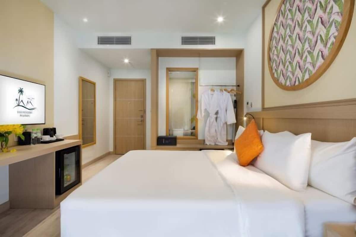 Egyptian cotton sheets, premium bedding, memory-foam beds, minibar