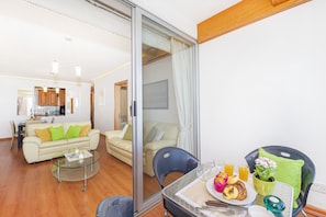 Smart TV, books - Spinola Bay Seafront 3-bedroom Apt with large seafront terrace (St Julian's)