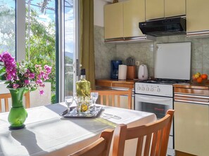Villa (Holiday Home with Terrace, Pool and S) | Esszimmer