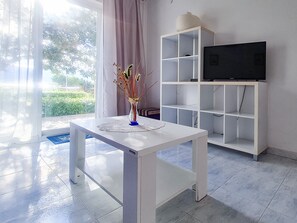 Villa (Holiday Home with Terrace, Pool and S) | Sala de estar | Televisión 