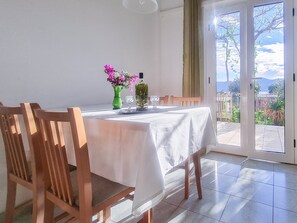 Villa (Holiday Home with Terrace, Pool and S) | Comedor