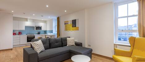 Deluxe Apartment, Ensuite, City View | Lounge