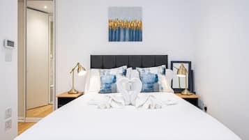 Deluxe Apartment, Ensuite, City View | 2 bedrooms, blackout curtains, iron/ironing board, travel cot