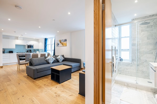 Deluxe Apartment, Ensuite, City View | Interior
