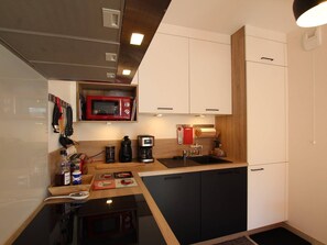 Kühlschrank, Mikrowelle, Ofen, Herdplatte