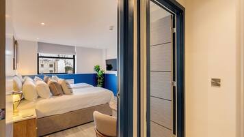 Deluxe Studio | Premium bedding, desk, laptop workspace, soundproofing