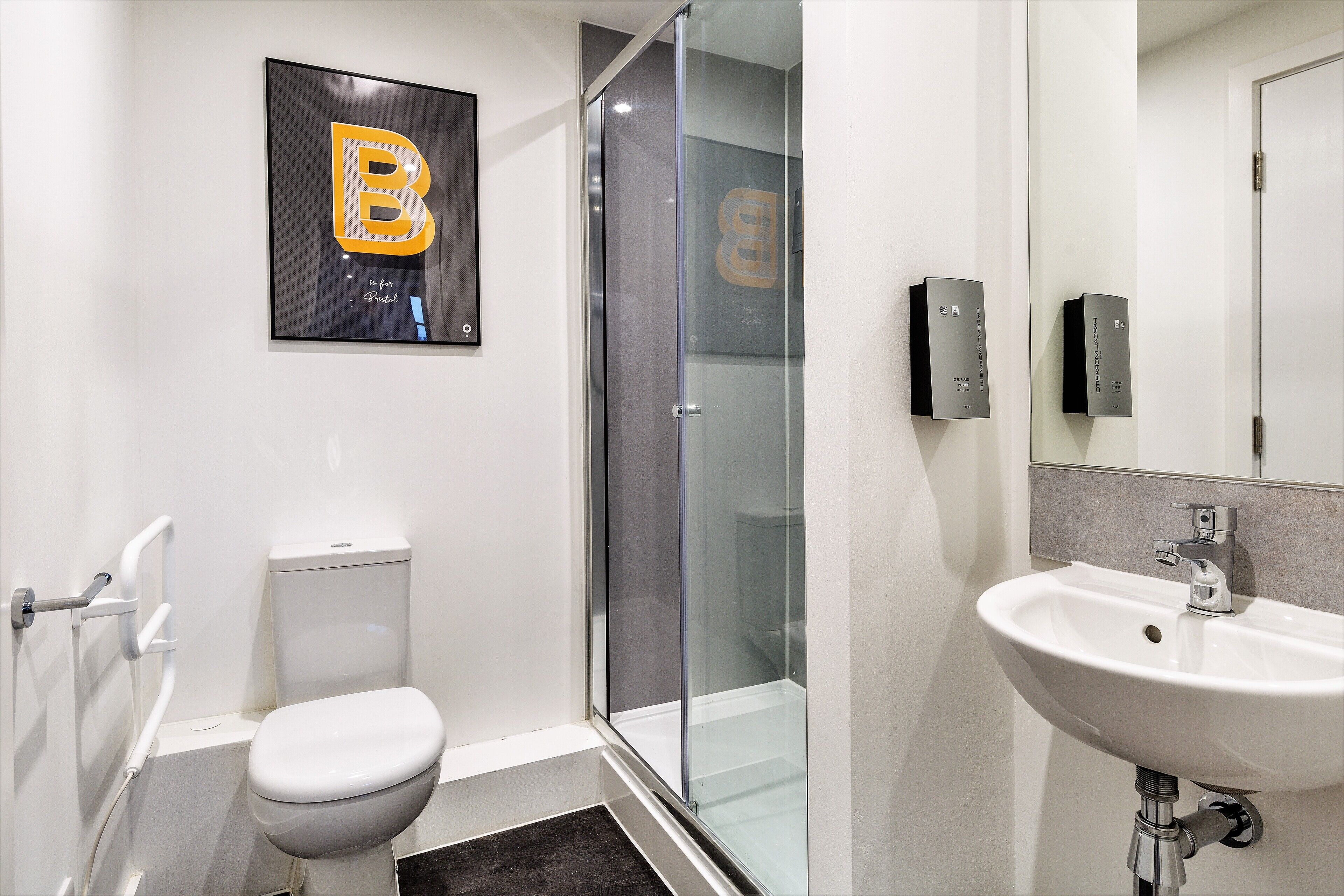 Douche, sèche-cheveux, serviettes fournies, savon