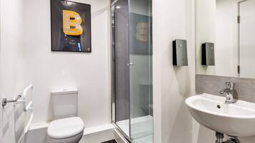 Doccia, asciugacapelli, asciugamani, sapone