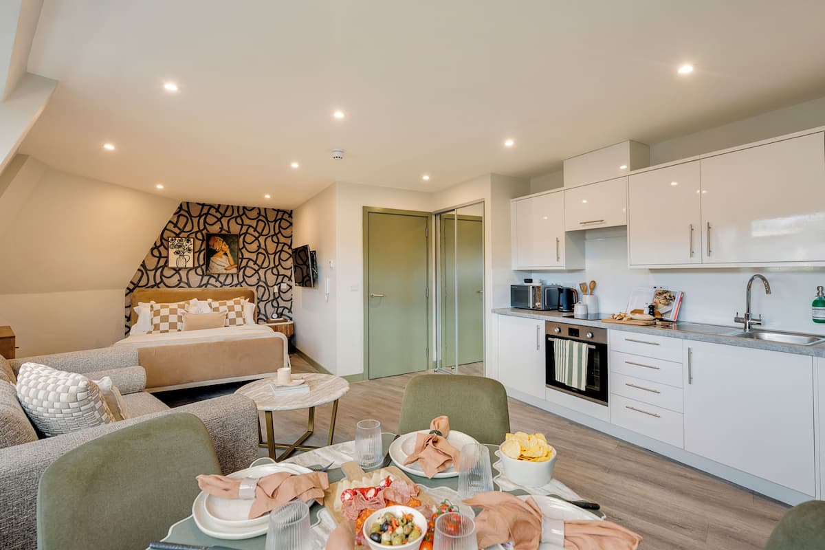 Eine moderne Wohnung mit Wohnzimmer, Essbereich und Küche.